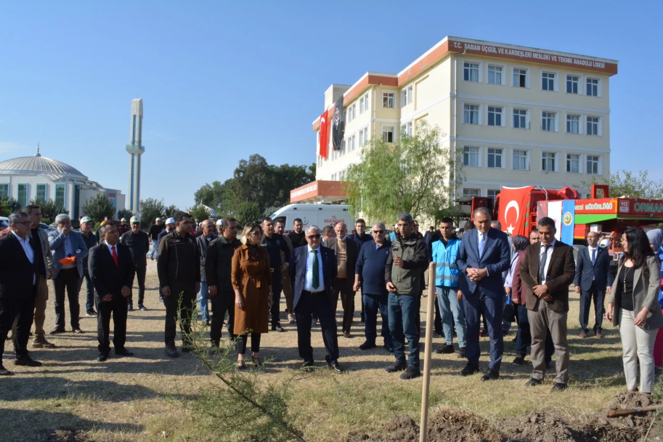 Ceyhan Kaymakamı ve Eşi, Gençlerle Birlikte Yeşile Umut Ekimine Katıldı