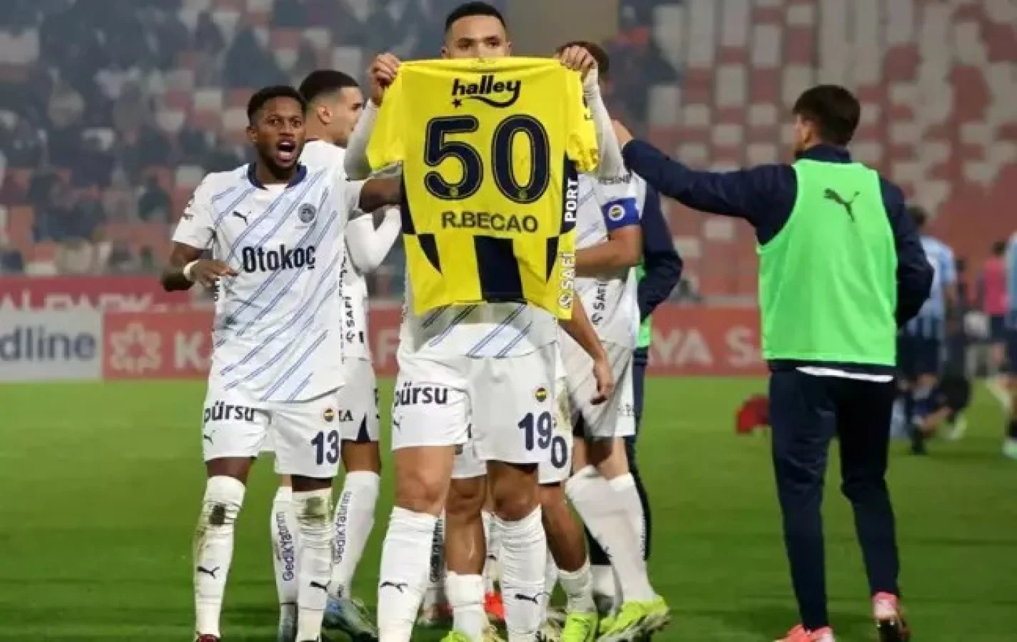 Fenerbahçe, Adana Demirspor'u 4-0 Mağlup Ederek Zirve Koşusuna Devam Ediyor