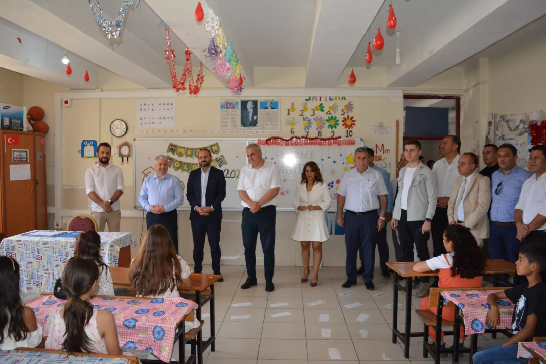 Kaymakam Kurtyemez, Karne Töreninde Öğrencilerin Sevincine Ortak Oldu